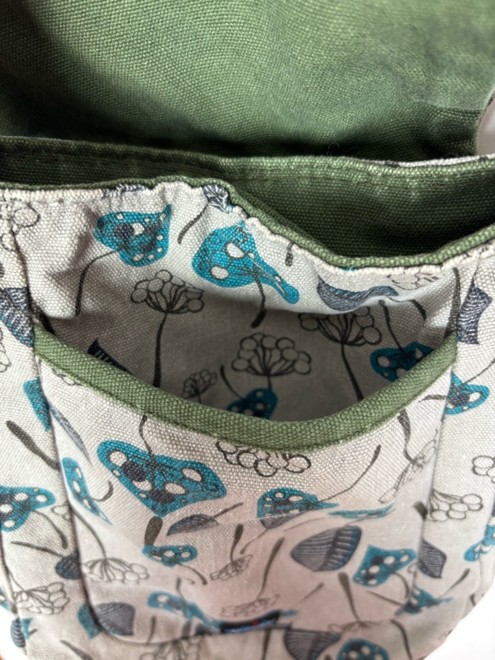 KAVU Secret Squirrel Purse Canvas Crossbody - Picture 5 of 8